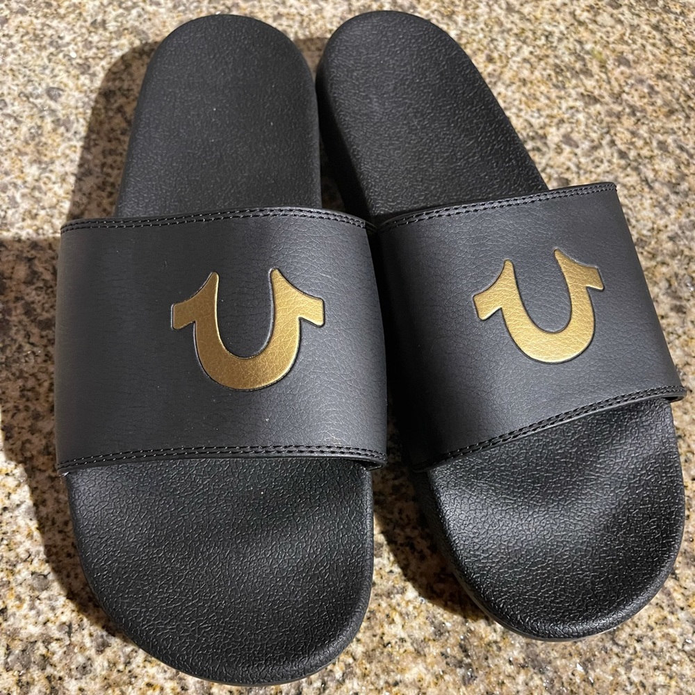 True Religion men slides size 11